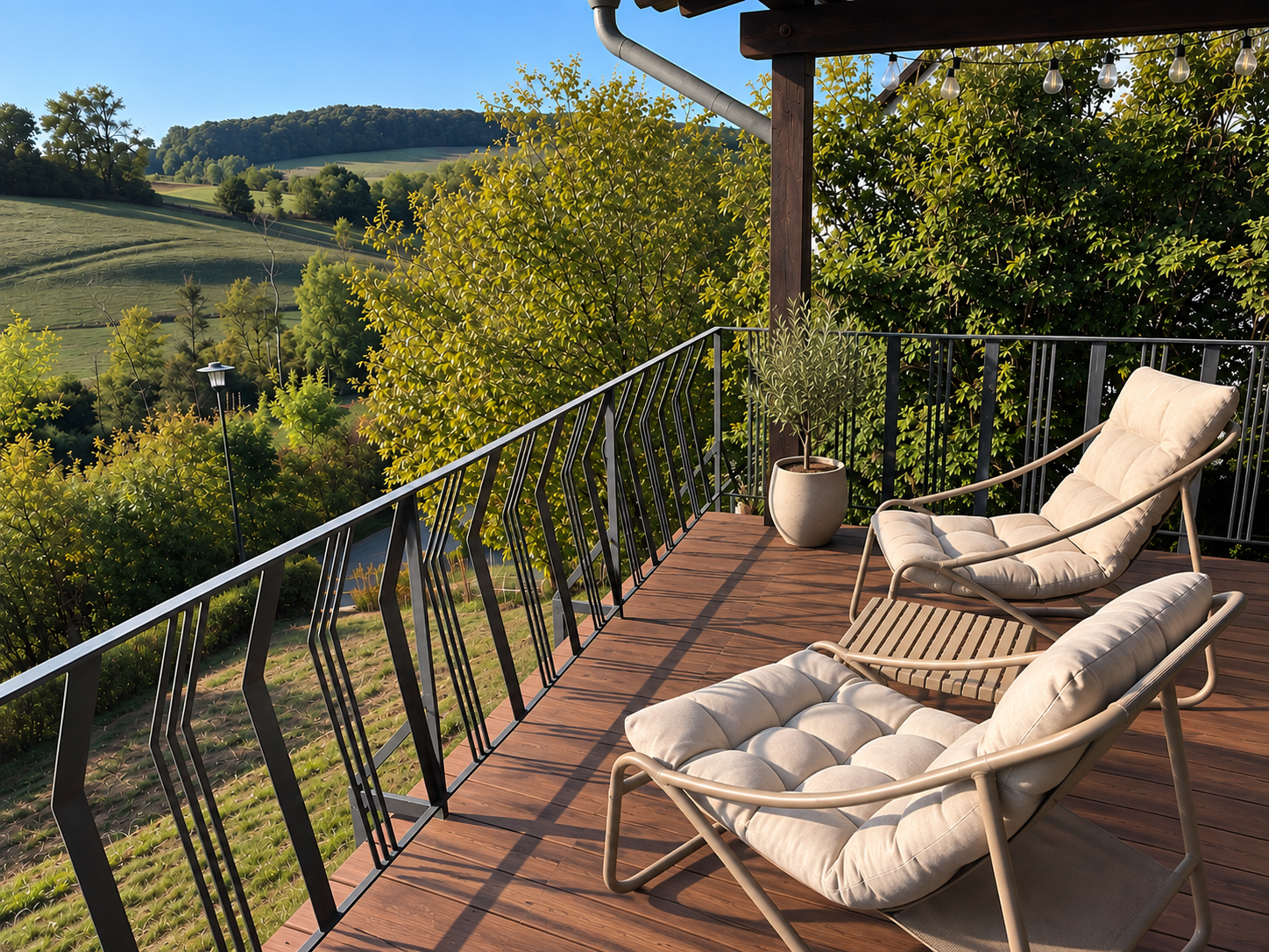 Überdachte Terrasse mit Blick ins Grünen